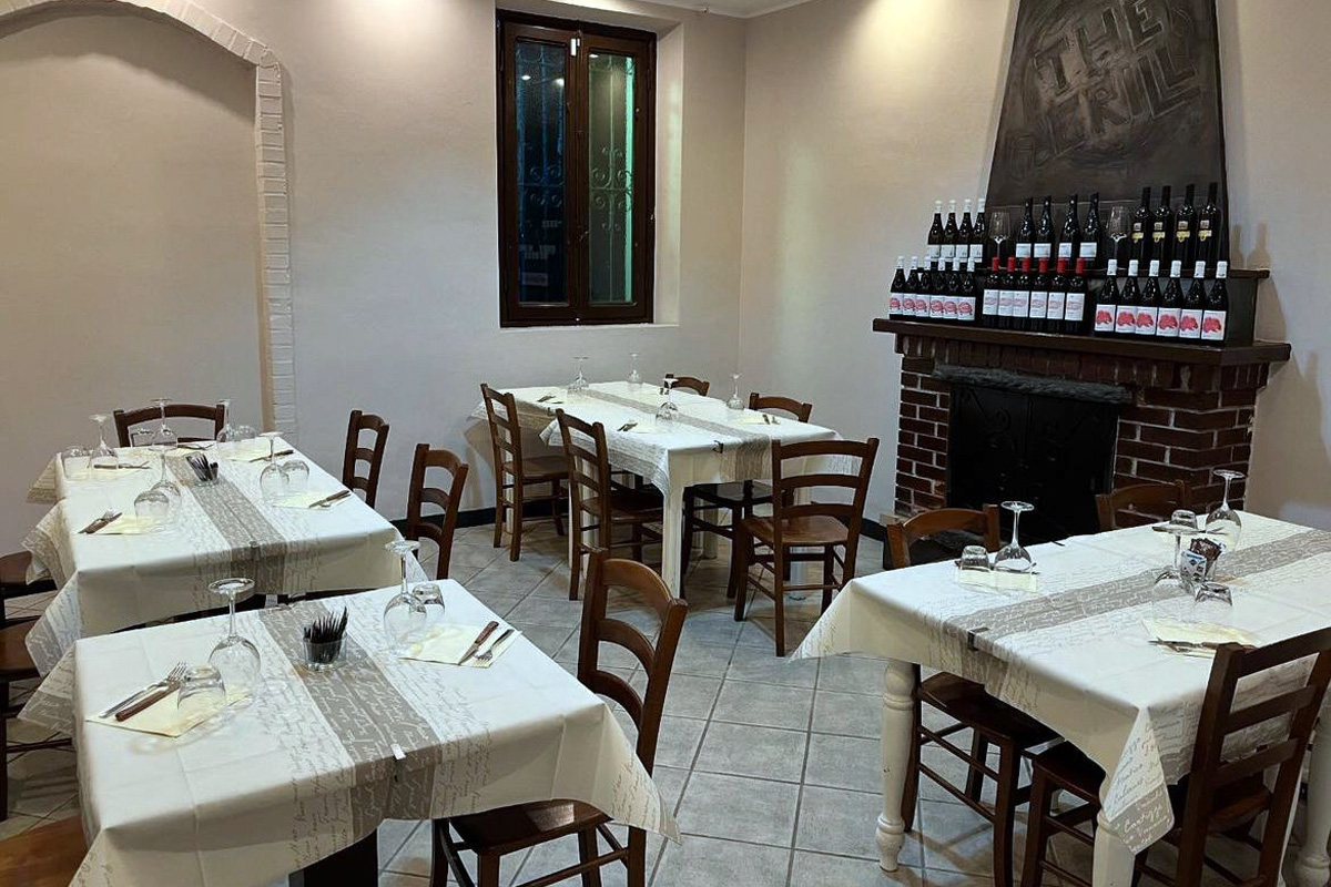 Sala interna con camino - The Grill Canegrate (Mi)